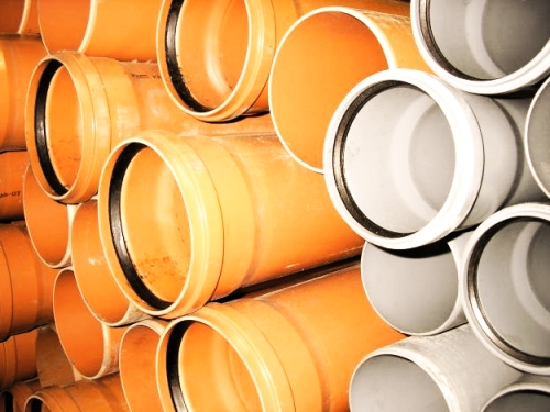 Пластиковые трубы: оранжевые - для наружной канализации, серые - для внутренней