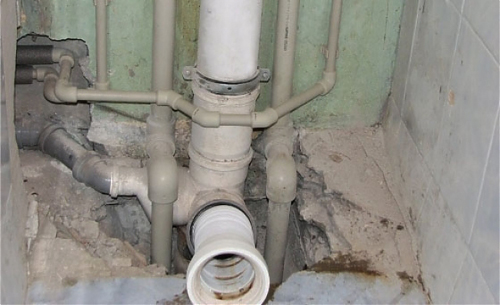 Zamenjava kanalizacijskih cevi v stanovanjski hiši