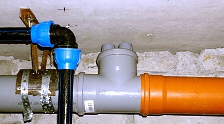 Пример установки клапана в канализационную трубу