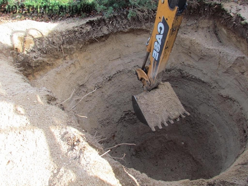 Выкопать яму можно вручную лопатой или воспользоваться услугами экскаватора