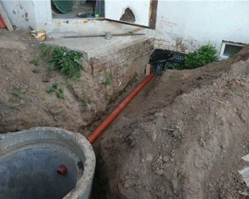 Как вывести канализационную трубу из уже построенного дома
