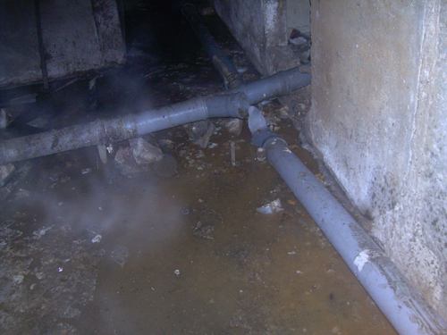 в подвале прорвало трубу канализации